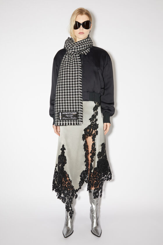 (image for) Resourceful Houndstooth wool scarf